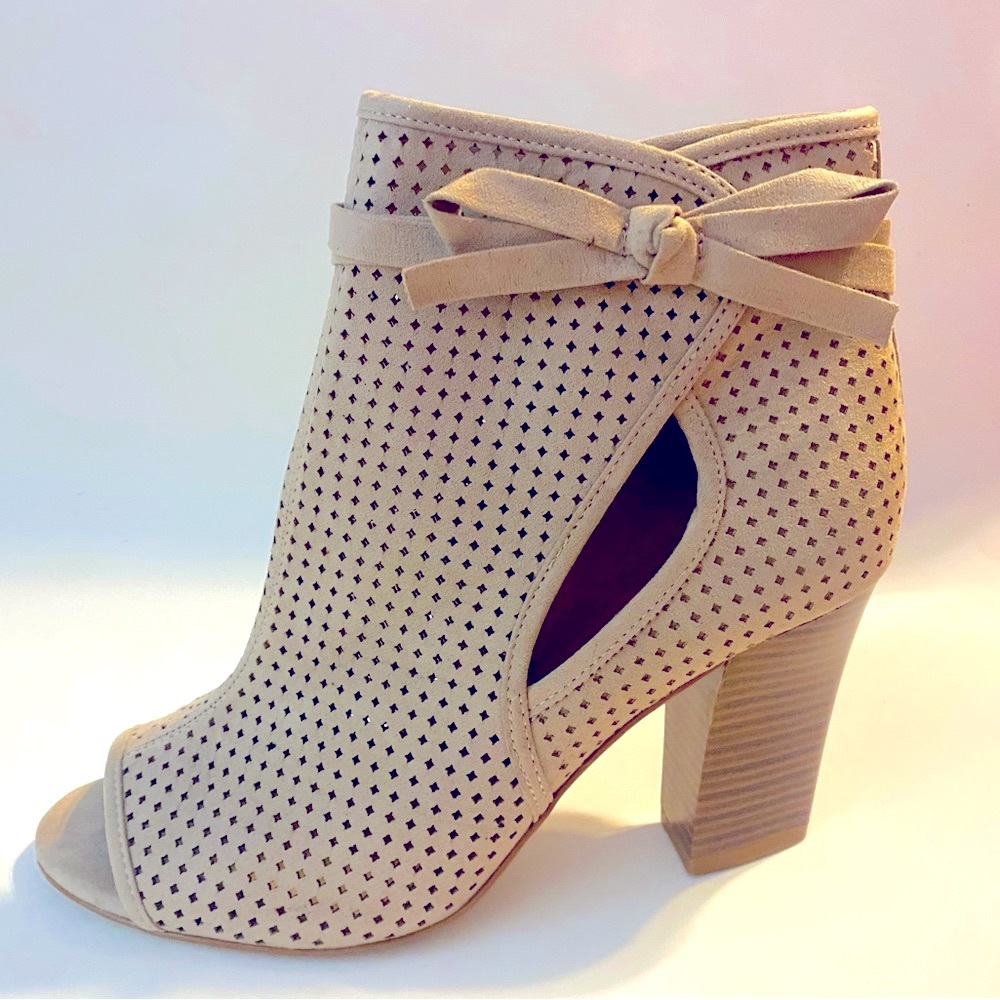 Kari Blue NWT size 8 tan wedge/bootie